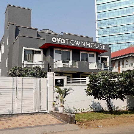 Hotel Oyo Townhouse 027 Sector 15 Gurgaon Esterno foto